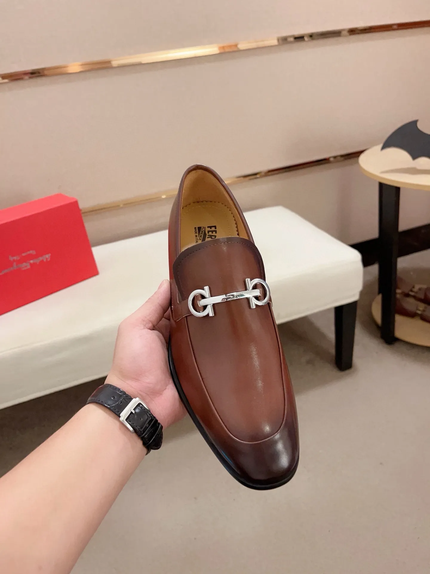 Men's shoes💰: 540💰 High version Ferragamo quality! 🆕🆕Exclusive hot-selling products in stock🔥🔥New products on the shelves, high-quality shoes, high-end driving shoes, with complete packaging! 💪 💪 Material: imported patented cowhide 🐂 + imported high-quality water-dyed cowhide lining + wear-resistant outsole 👍🏻👍🏻 Features: high-end and comfortable, purely handmade 🚀 🚀 Create the perfect shoes that suit you best 🔥 🔥 Size: (38-44) Can be customized 45 non-returnable!